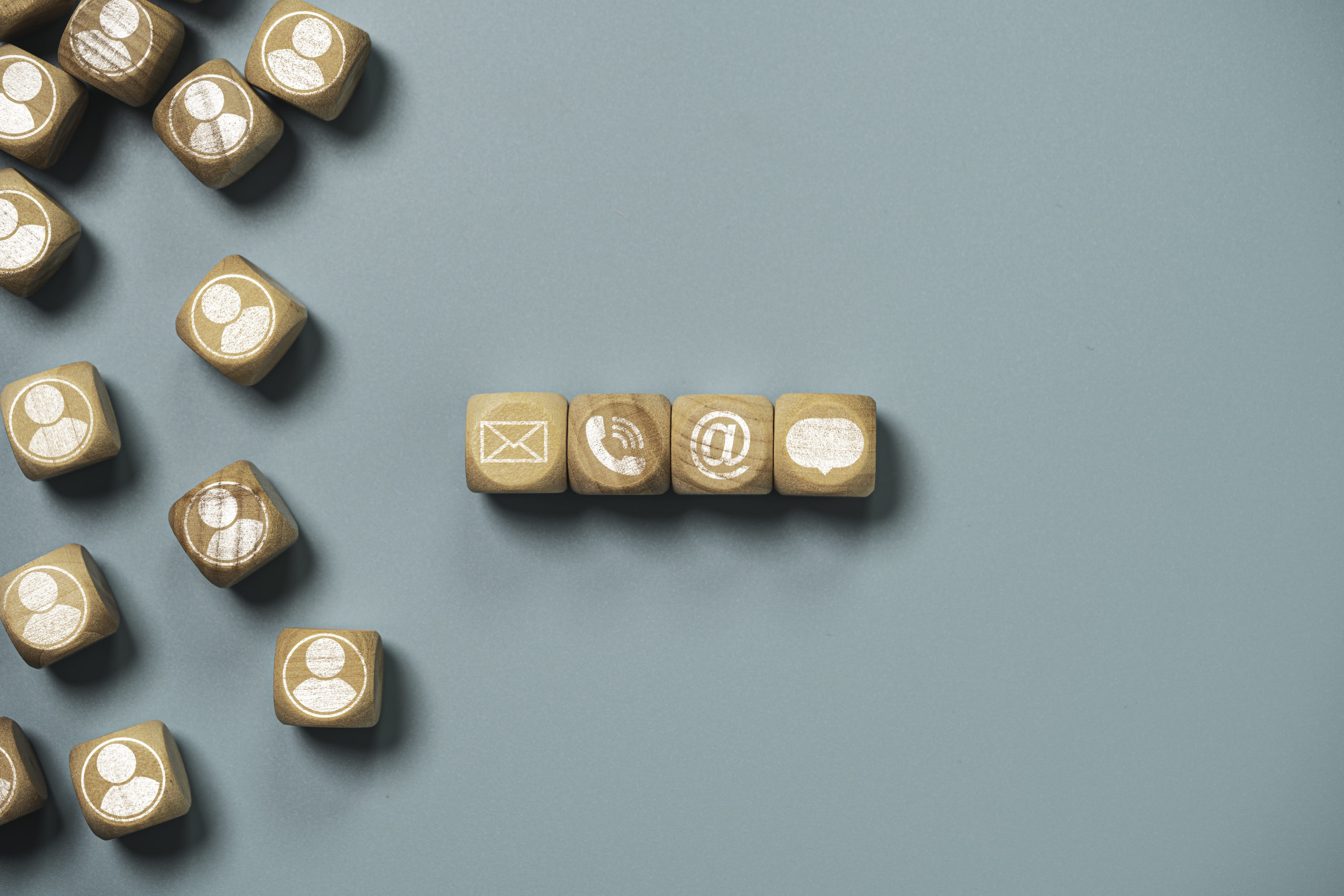 Contatti slide image.